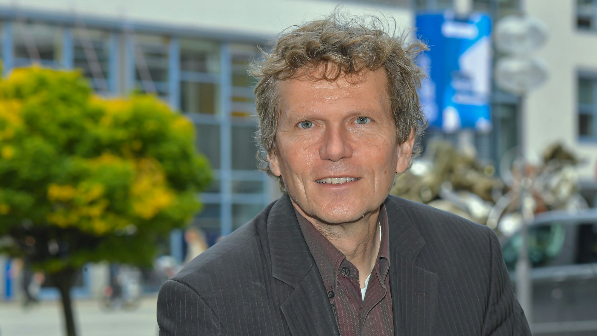 Der Soziologieprofessor Hartmut Rosa auf dem Campus der Universität Jena.