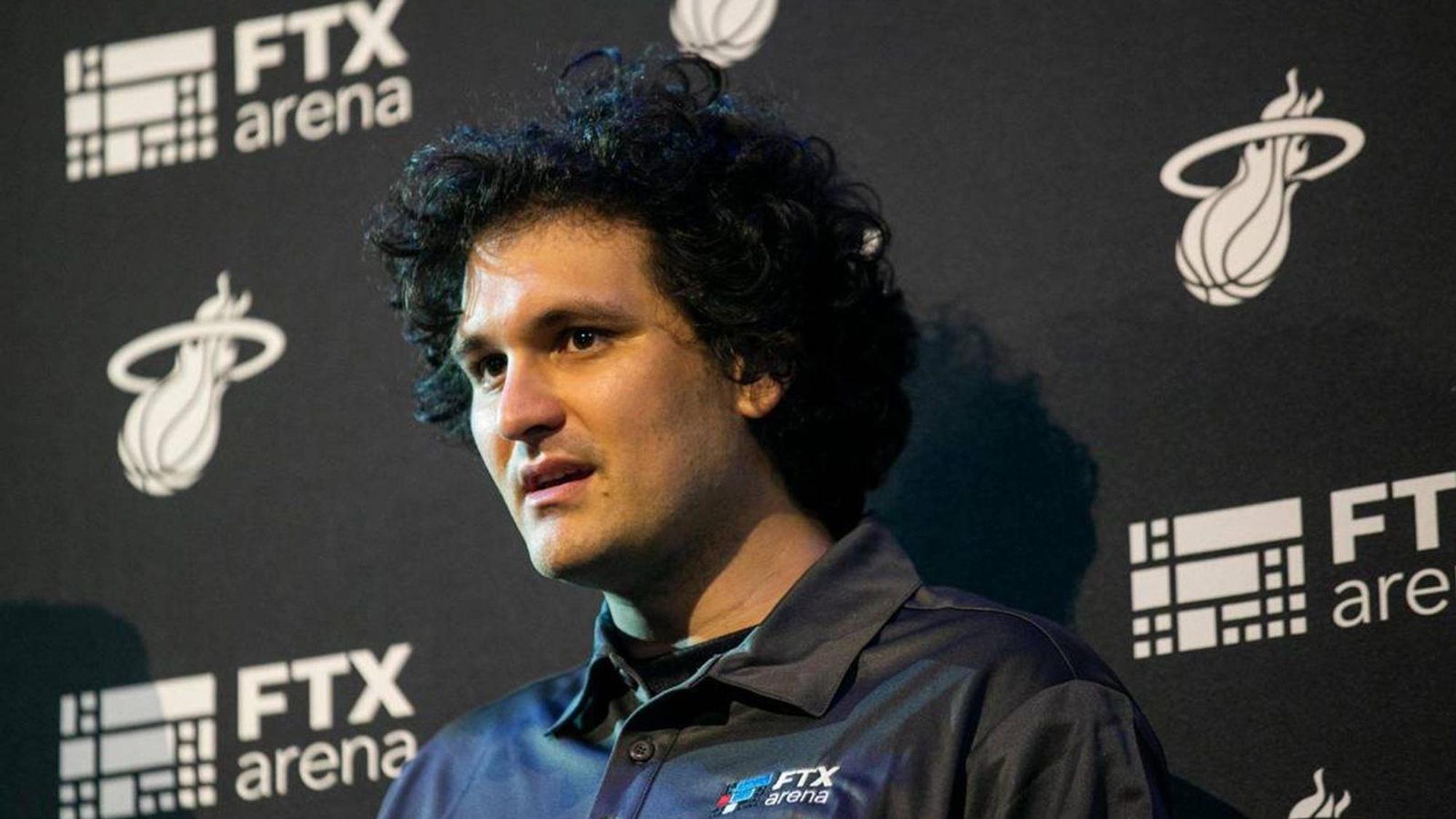 FTX-CEO Sam Bankman-Fried nimmt an einer Pressekonferenz in der FTX Arena in Miami teil.
