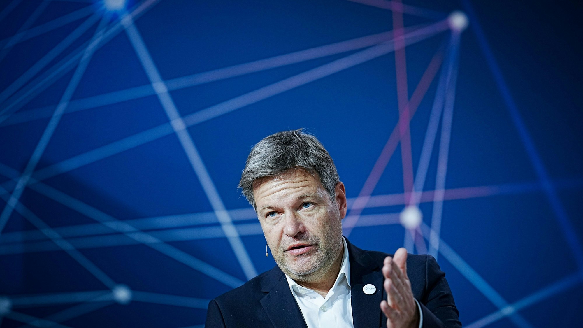 Robert Habeck (Bündnis 90/Die Grünen), Bundesminister für Wirtschaft und Klimaschutz, gibt am Rande des Digital-Gipfels 2022 "Daten · Gemeinsam digitale Werte schöpfen· eine Pressekonferenz.