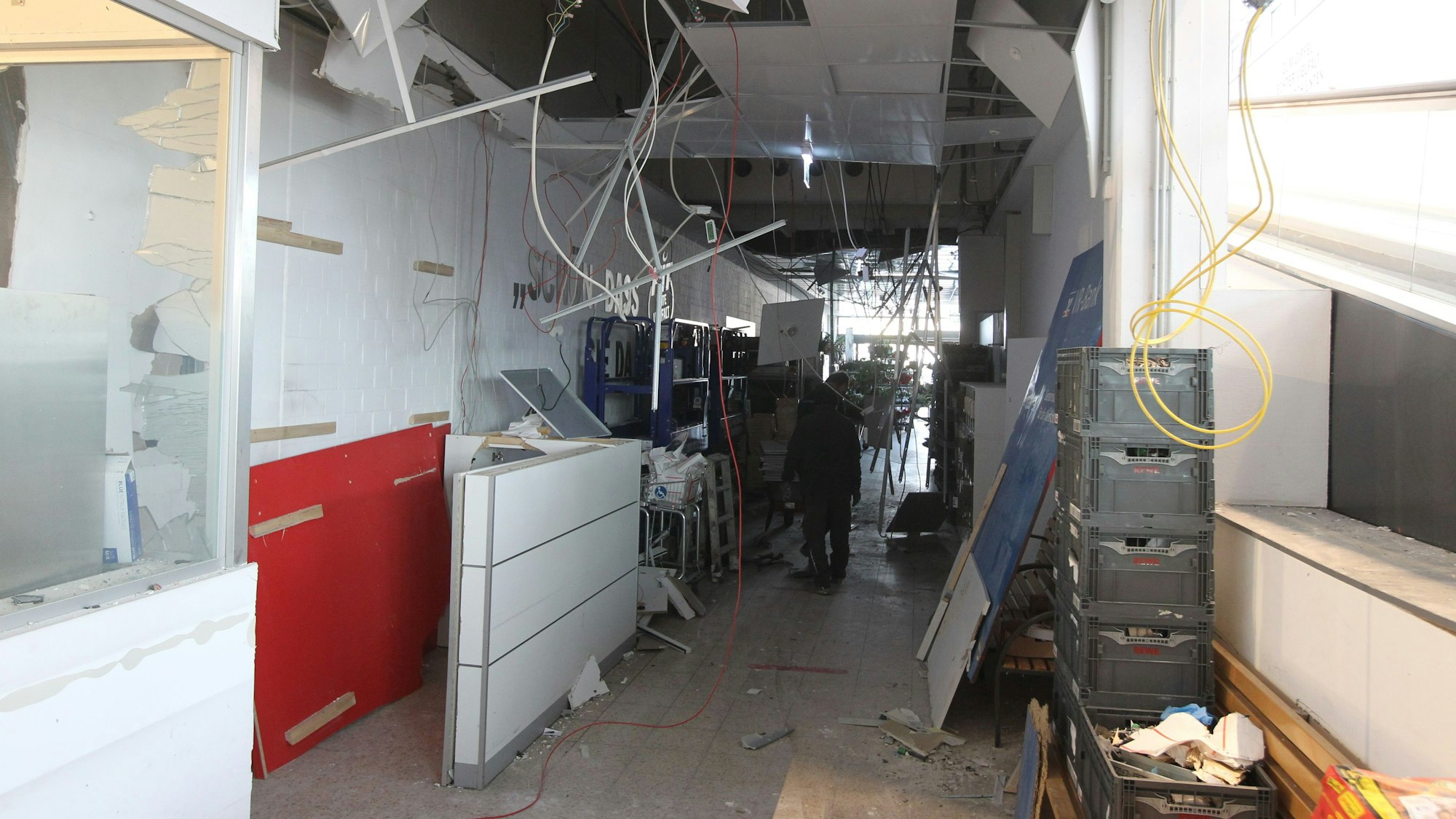 Im Hit-Markt in Troisdorf-Sieglar wurde Ende 2022 ein Geldautomat gesprengt. Der Seiteneingang am Blumenladen war nicht mehr nutzbar.