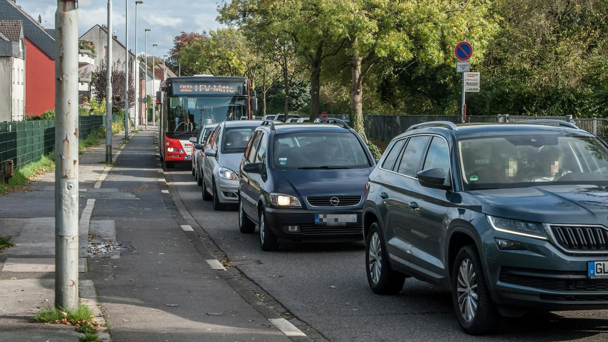 Ein Schnellbus der Linie 22 steht auf der Odentaler Straße in Schlebusch im Autostau