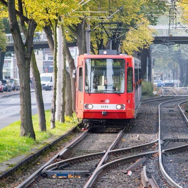 Zu sehen ist eine Stadtbahn in der Vorderansicht.
