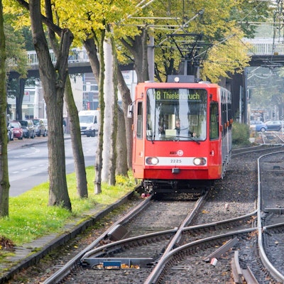 Zu sehen ist eine Stadtbahn in der Vorderansicht.