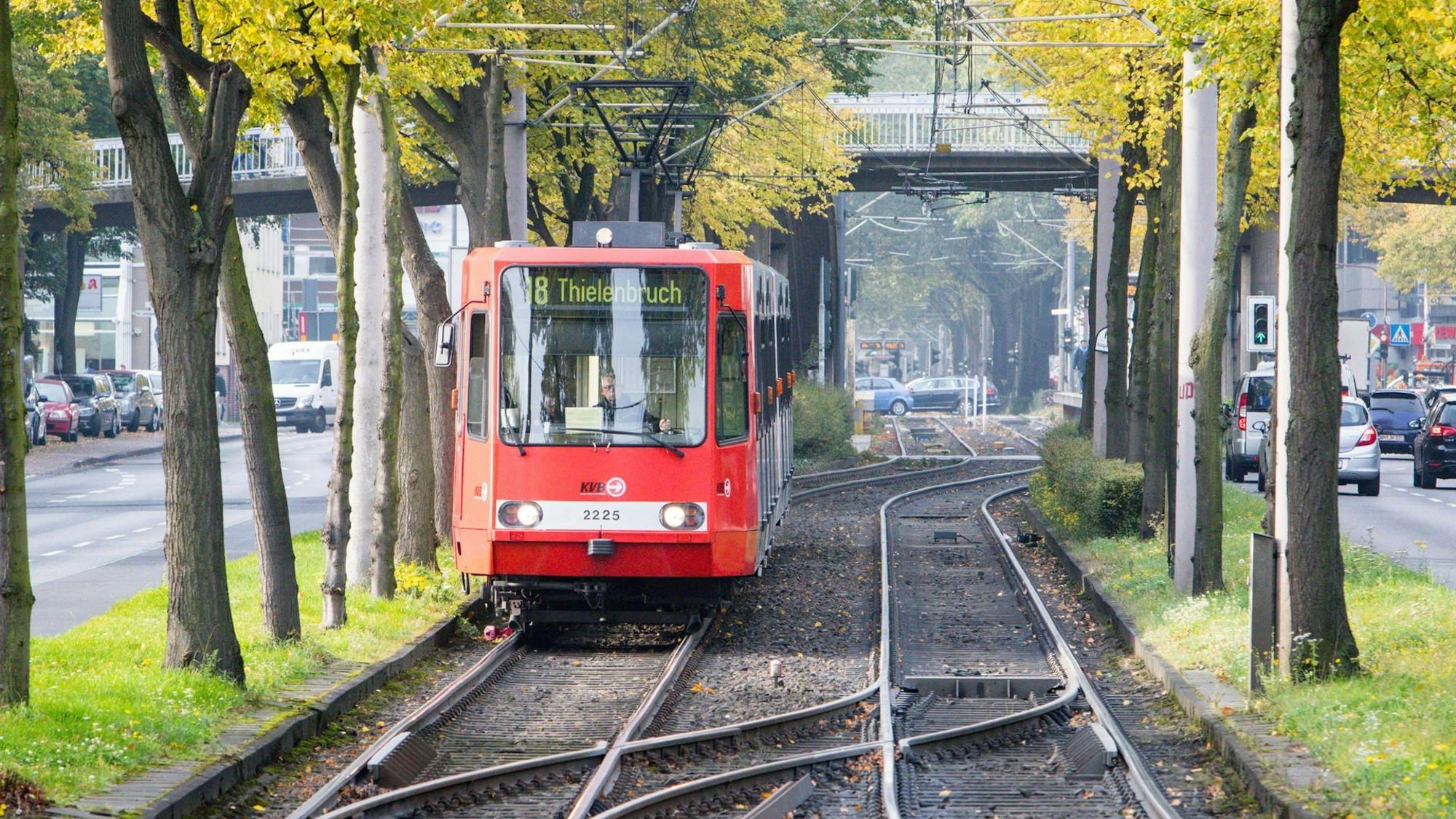 Eine Straßenbahn der Kölner Verkehrsbetriebe (KVB) fährt auf der Linie 18 in Fahrtrichtung Thielenbruch.