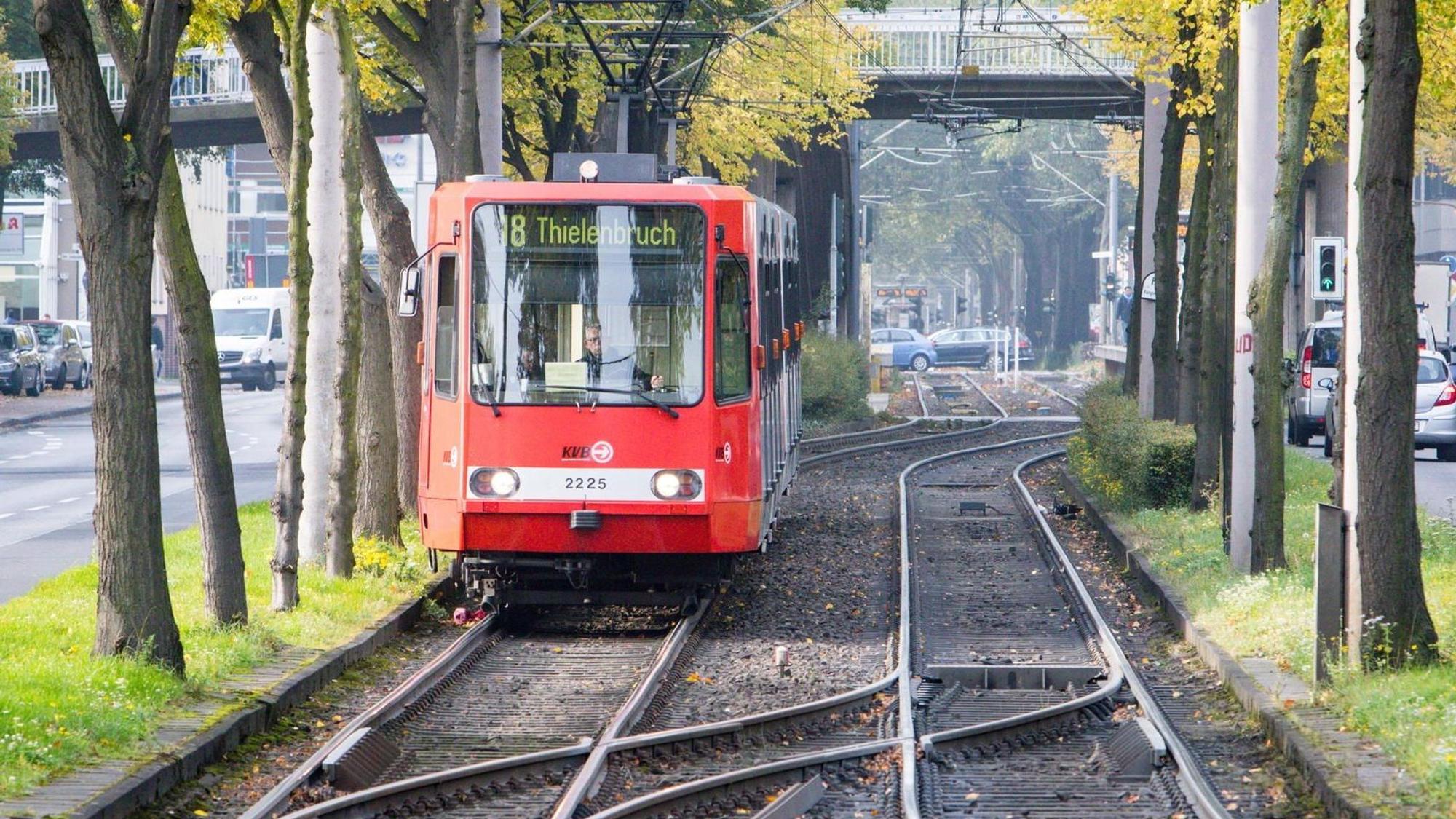 Zu sehen ist eine Stadtbahn in der Vorderansicht.