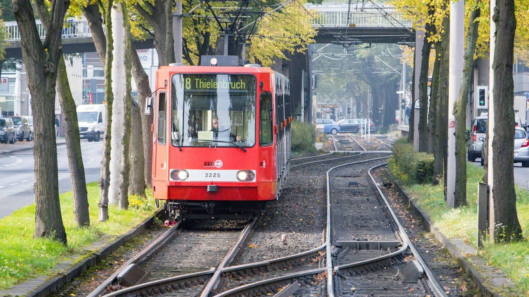 Zu sehen ist eine Stadtbahn in der Vorderansicht.
