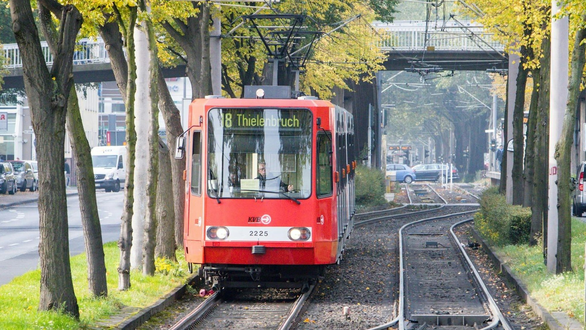 COLOGNE, GERMANY - OCTOBER 21: Eine Strassenbahn (Stadtbahn) der Koelner Verkehrsbetriebe (KVB) faehrt am Mittwoch (21.10.2015) auf der Linie 18 in Fahrtrichtung Thielenbruch auf den Gleisen in der Mitte der Luxemburger Straße kurz vor der Haltestelle Eifelwall in Koeln. (Photo by Matthias Heinekamp) K e y s: Infrastruktur, Nahverkehr, Strassenbahn, Stadtbahn, Gleise, Fahrzeug, Verkehr, Herbst, Symbolfoto