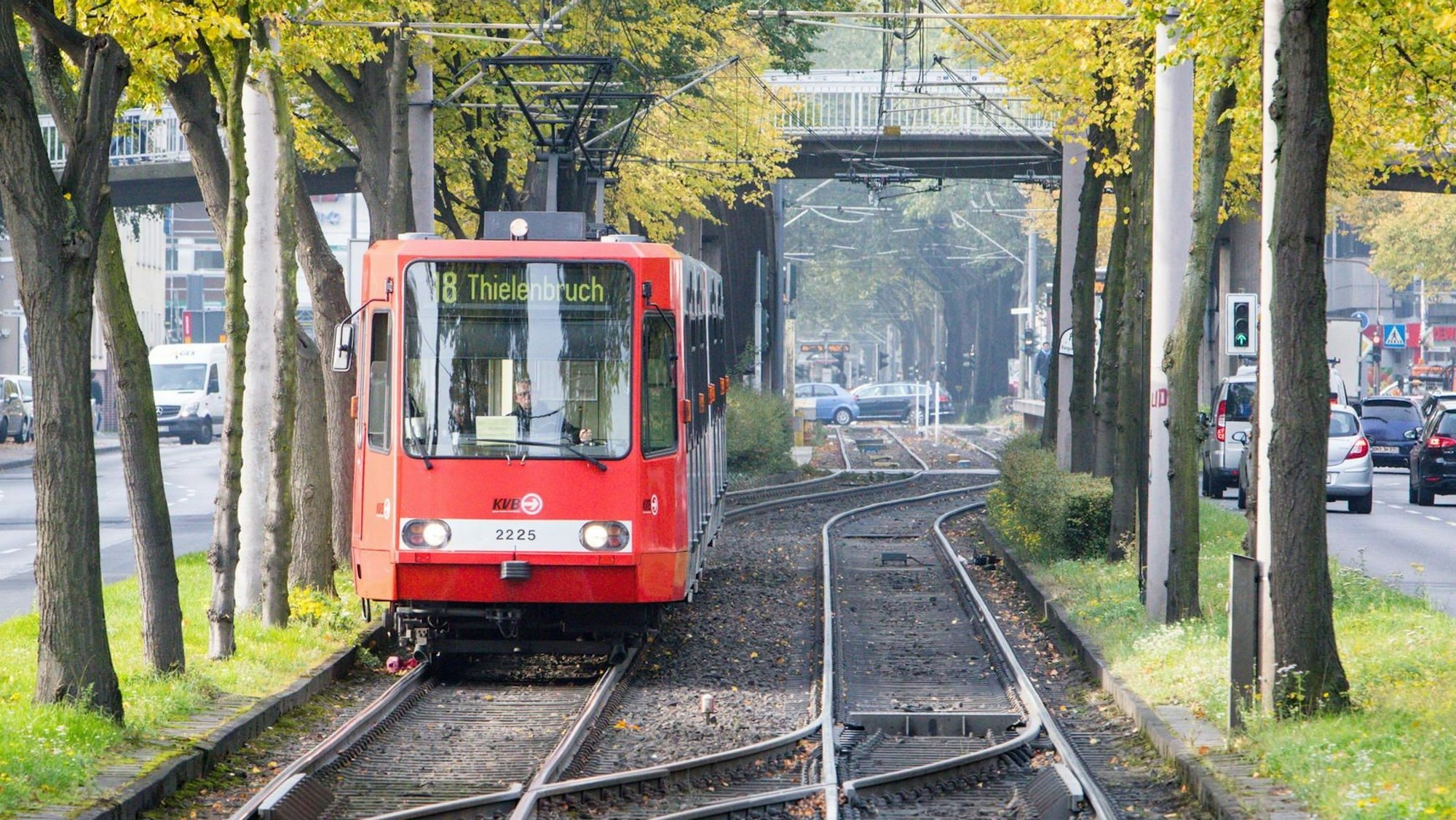 Eine Strassenbahn (Stadtbahn) der Koelner Verkehrsbetriebe (KVB) faehrt am Mittwoch (21.10.2015) auf der Linie 18 in Fahrtrichtung Thielenbruch auf den Gleisen in der Mitte der Luxemburger Straße kurz vor der Haltestelle Eifelwall in Koeln.