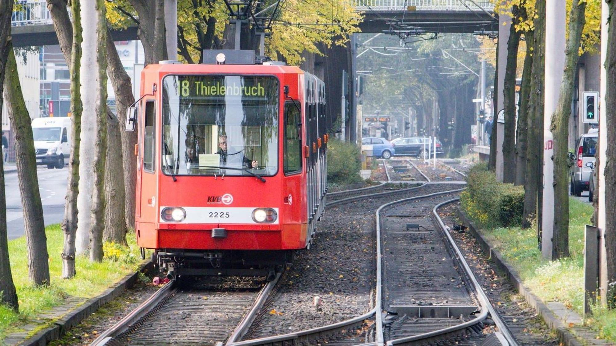 Stadtbahn der Linie 18 nach Thielenbruch