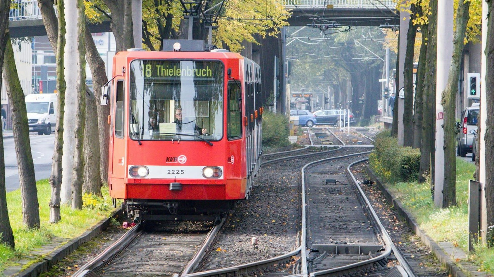Stadtbahn der Linie 18 nach Thielenbruch