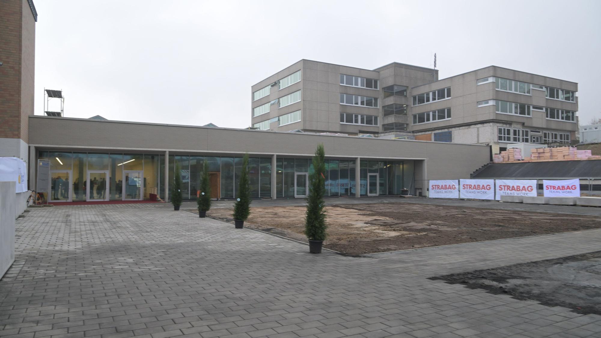 Am Rösrather Freiherr-vom-Stein-Schulzentrum soll das Dach des neuen Zentralbaus mit Mensa als eine Art zusätzliche Schulhoffläche genutzt werden. Dazu ist die Sicherung durch ein Geländer erforderlich.