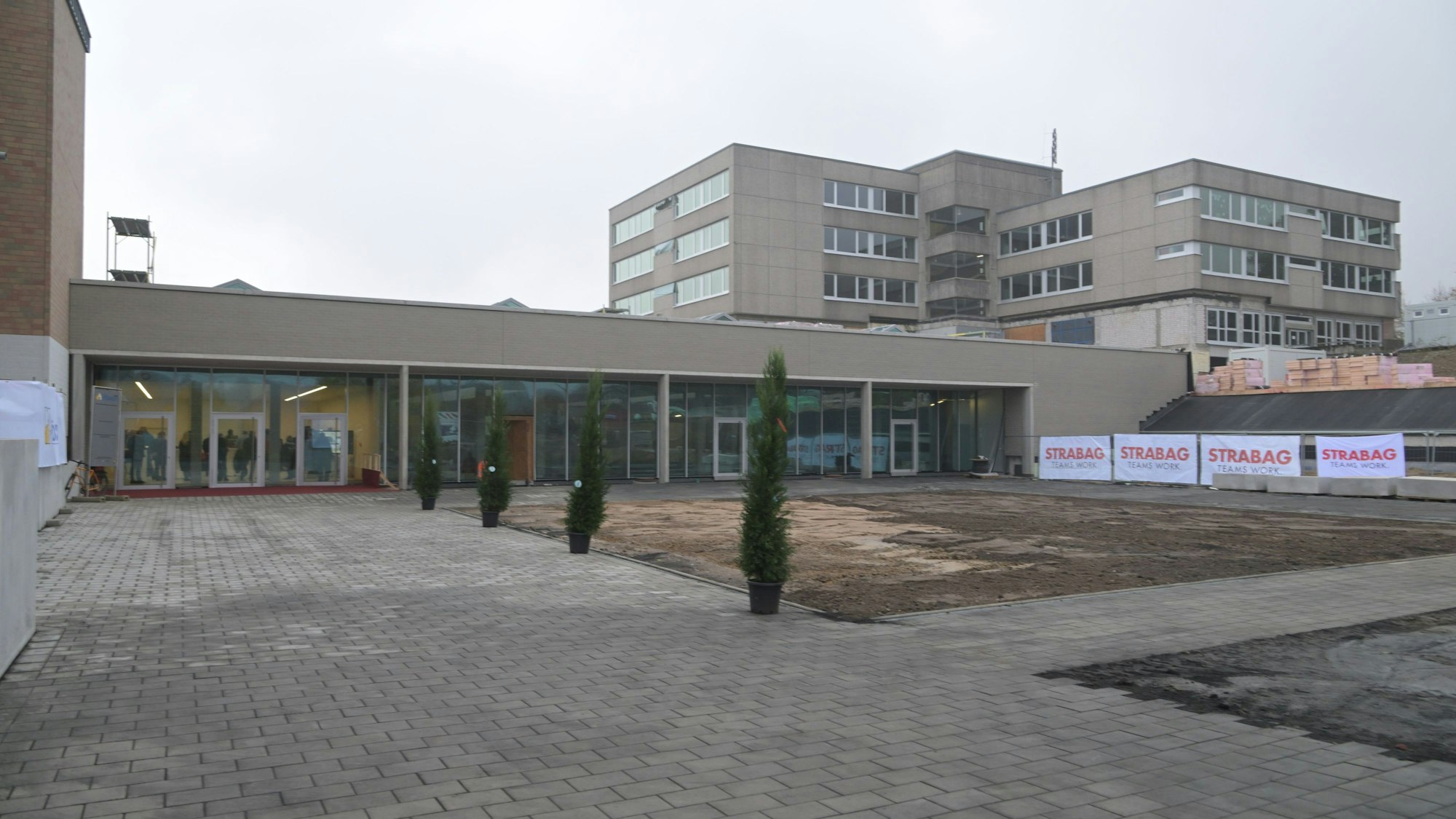 Am Rösrather Freiherr-vom-Stein-Schulzentrum soll das Dach des neuen Zentralbaus mit Mensa als eine Art zusätzliche Schulhoffläche genutzt werden. Dazu ist die Sicherung durch ein Geländer erforderlich.