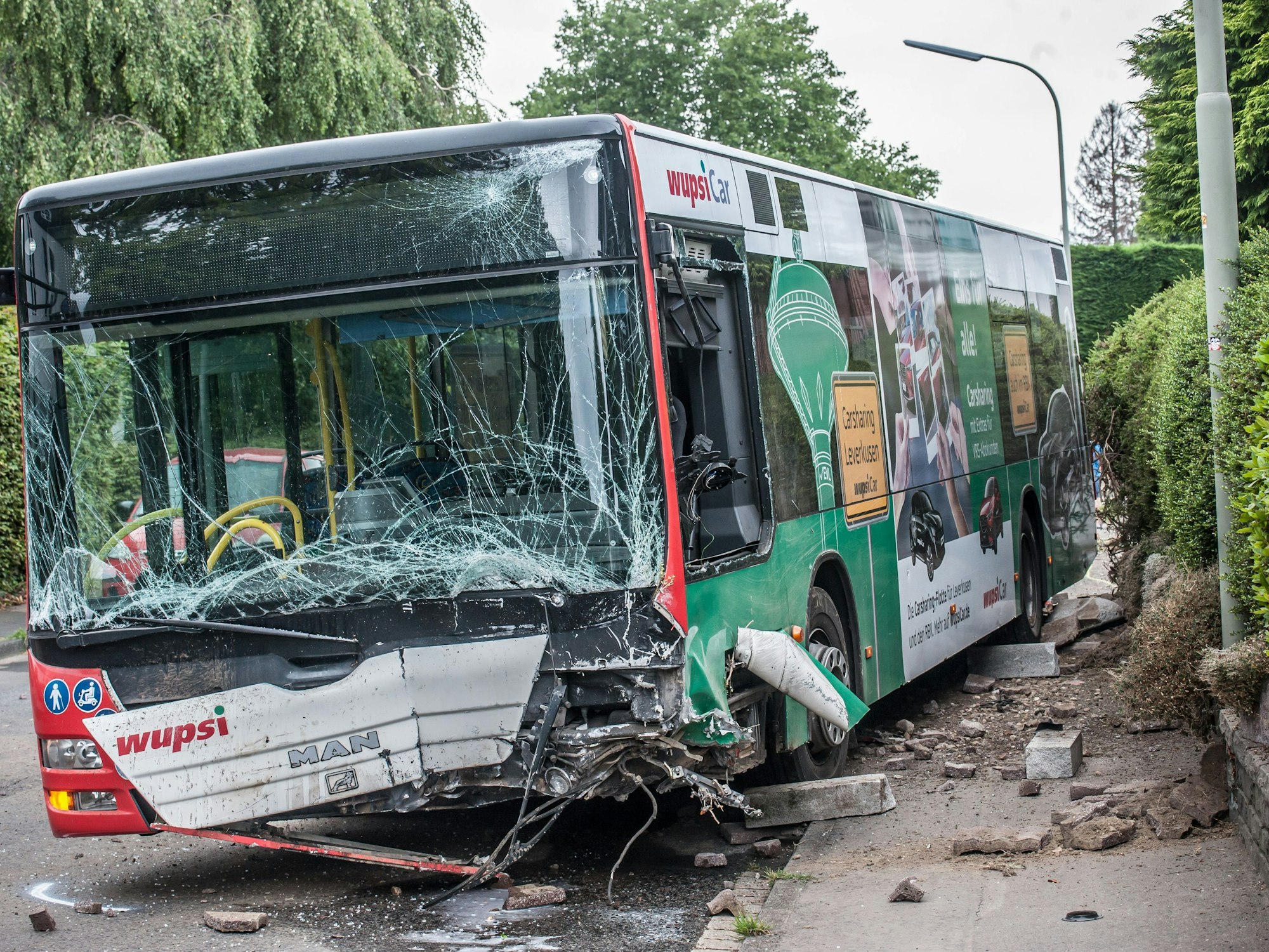 Wupsi-Bus nimmt die Kurve zu weit. Hauptstraße. Bild: Ralf Krieger