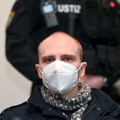 Der Angeklagte Stephan Balliet sitzt am 26. Prozesstag im Saal des Landgerichts.