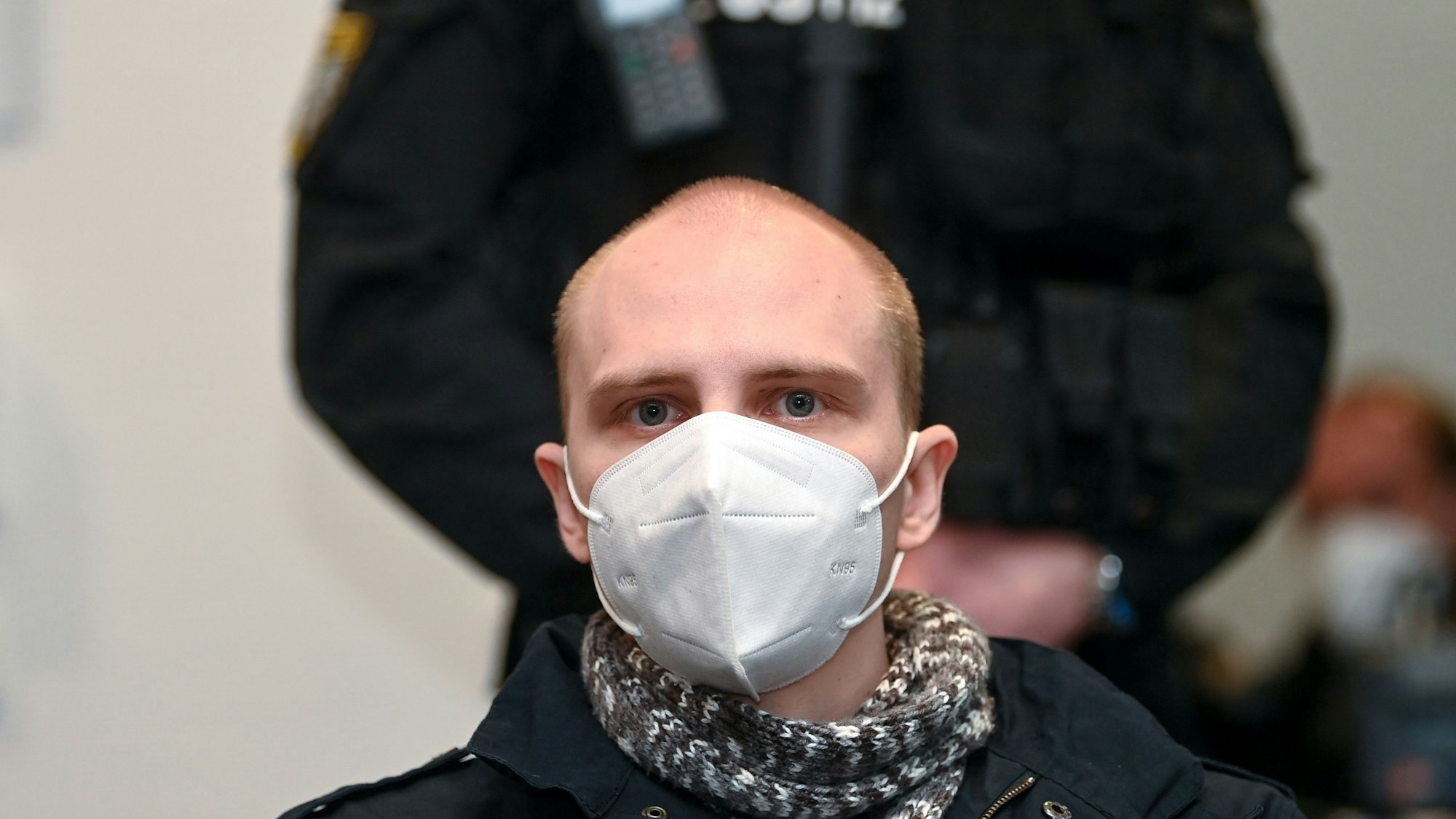 Der Angeklagte Stephan Balliet sitzt am 26. Prozesstag im Saal des Landgerichts.