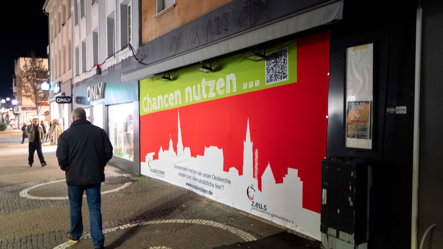 In der Innenstadt von Euskirchen klebt ein Plakat mit der Aufschrift „Chancen nutzen“ am Schaufenster eines Geschäfts, das bei der Flut zerstört worden ist.