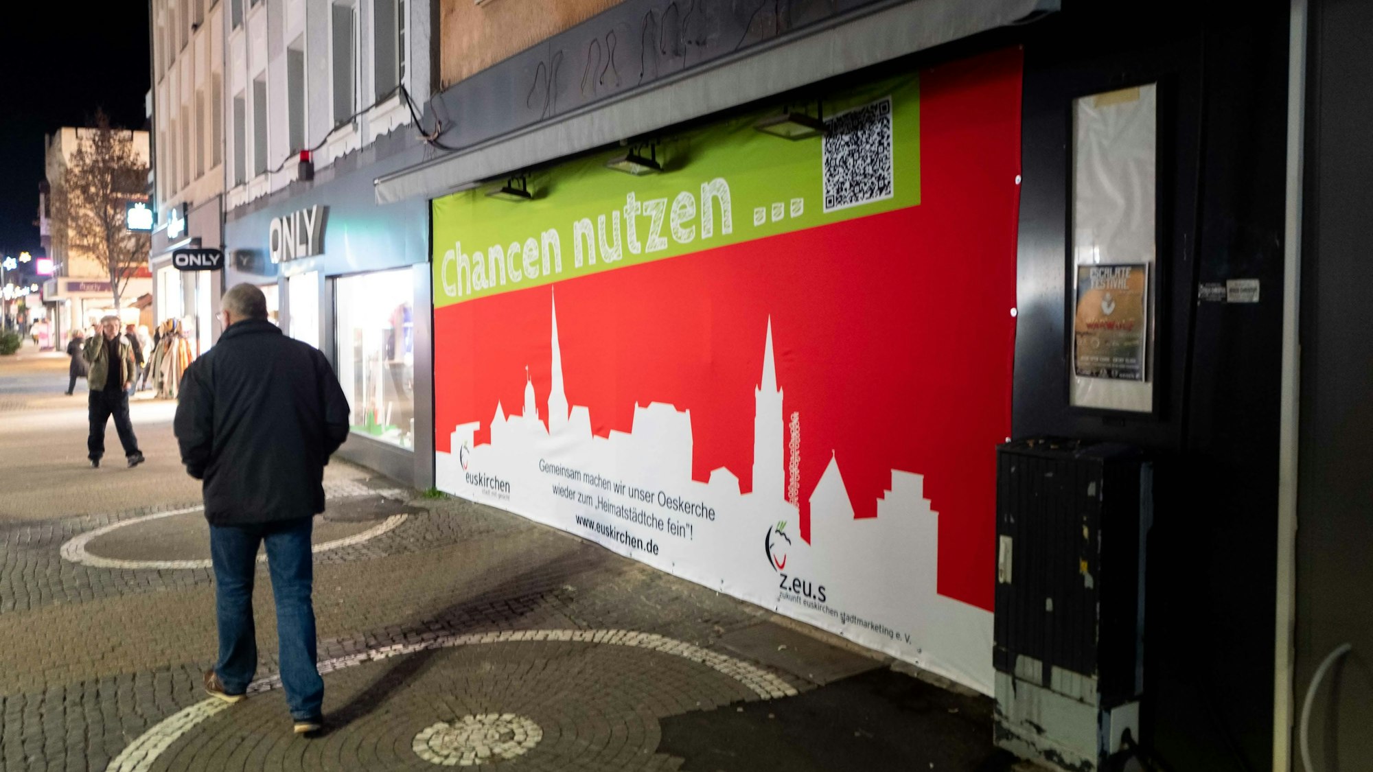 In der Innenstadt von Euskirchen klebt ein Plakat mit der Aufschrift „Chancen nutzen“ am Schaufenster eines Geschäfts, das bei der Flut zerstört worden ist.
