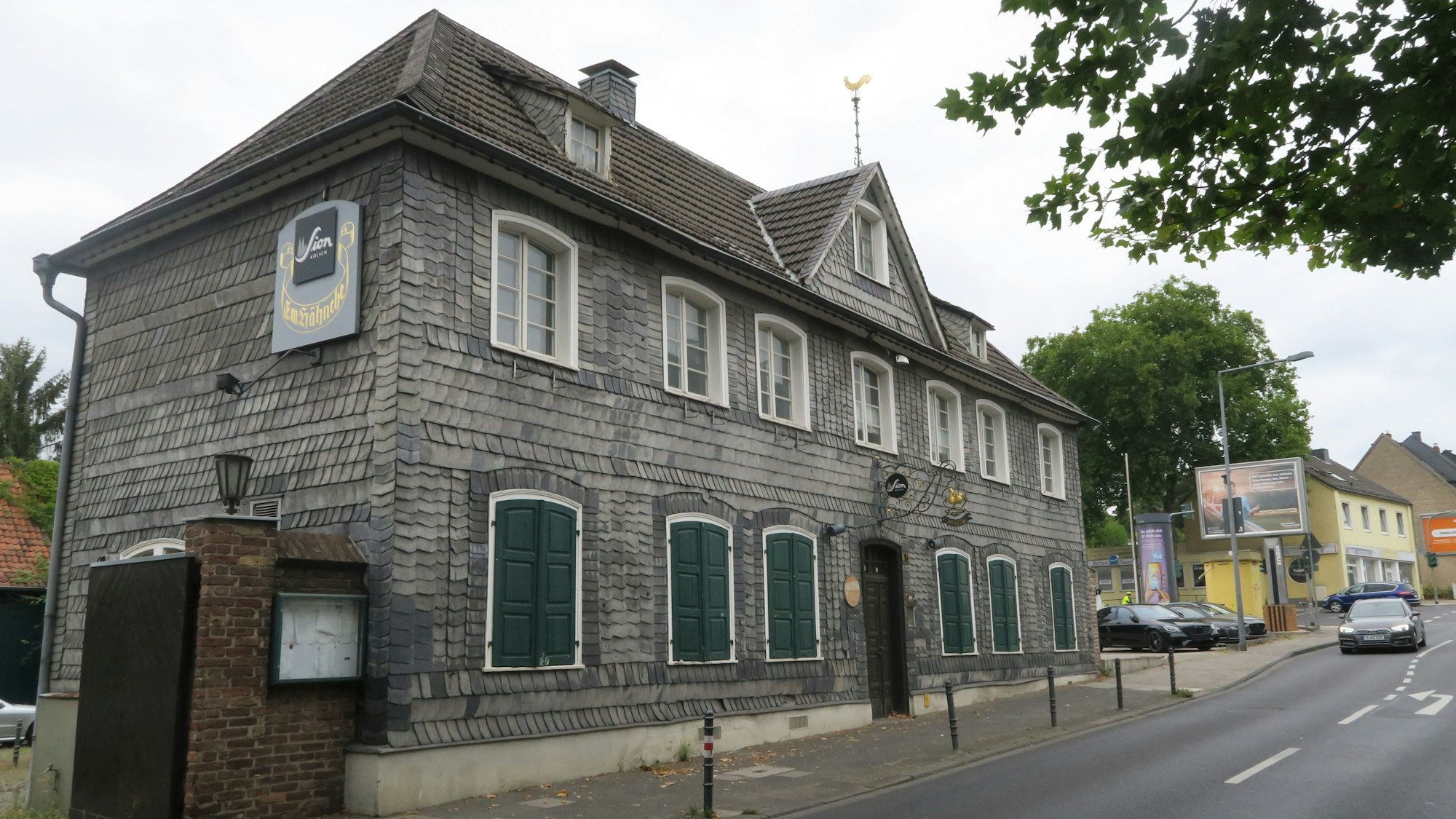 Das Gasthaus "Em Hähnche" in Brück von außen.