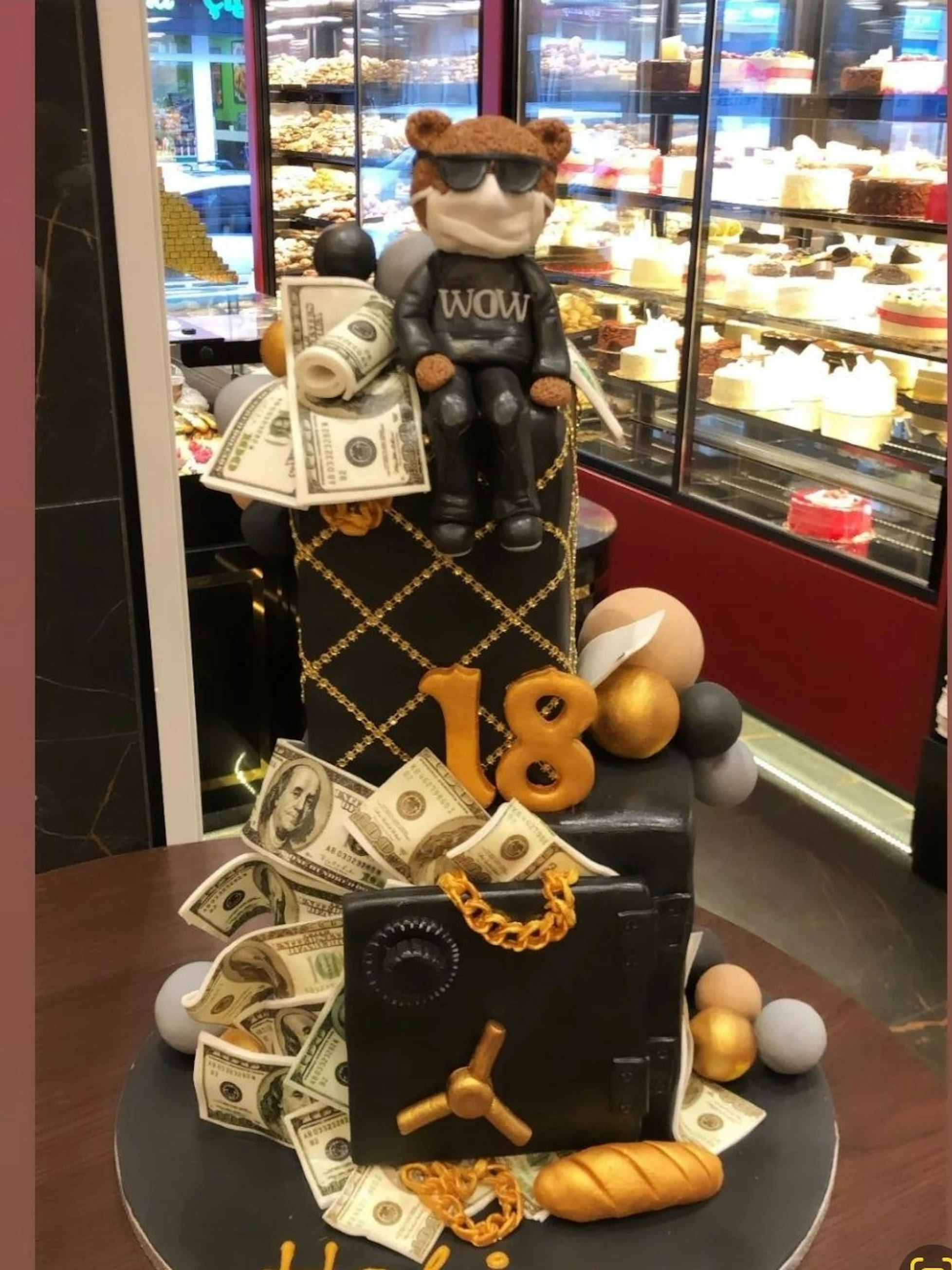 Torte mit Tresor und Geldscheinen