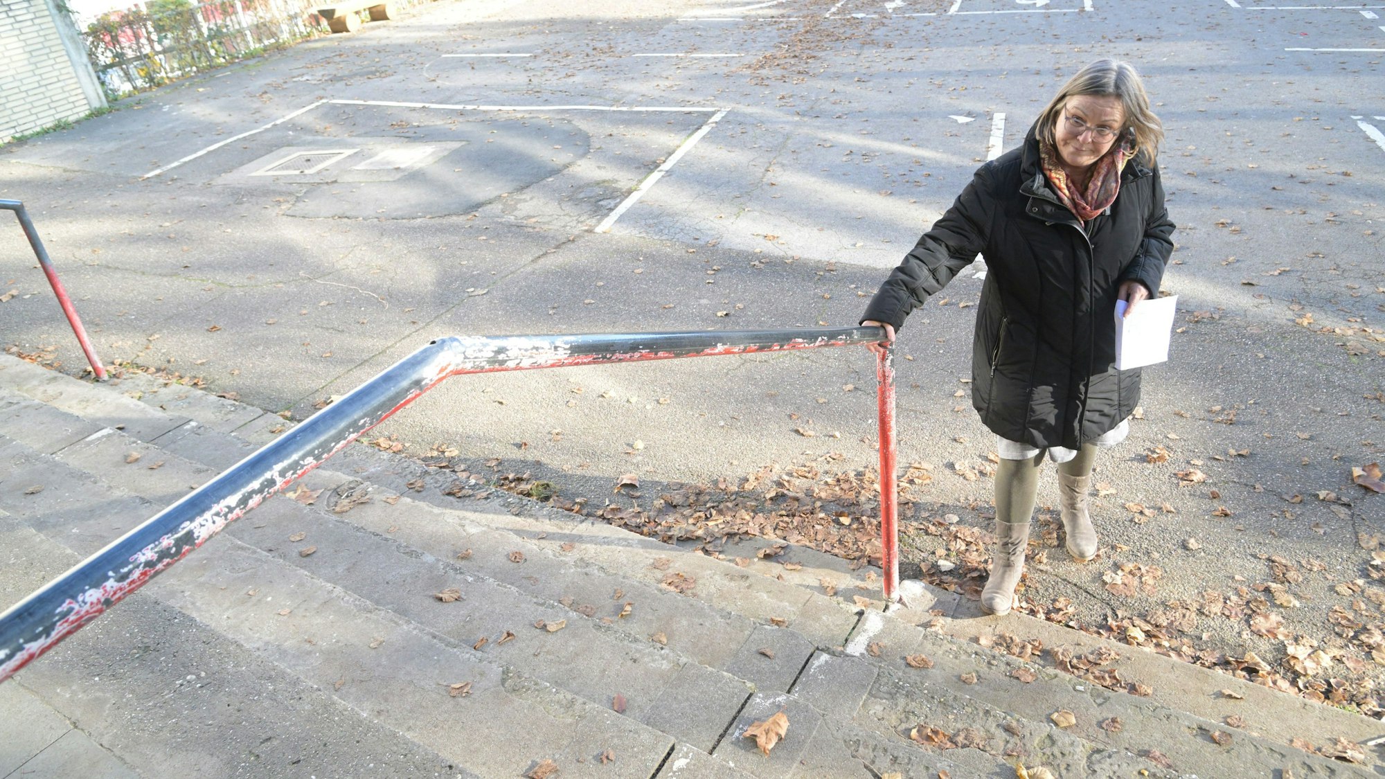 GGS Gronau maroder Schulhof Sanierungsbedarf.
Schüler zeigen die defekten Stellen auf dem Schulhof
