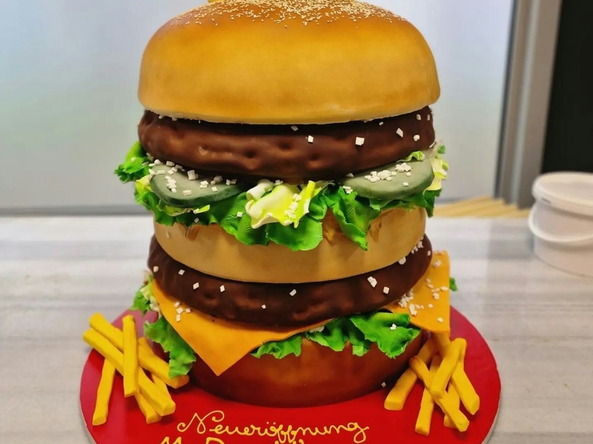 Eine Torte ist wie eine doppelstöckiger Burger gestaltet.