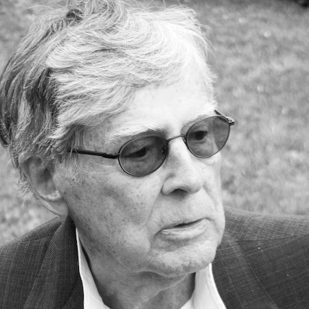 Eine Nahaufnahme von Joachim Schürmann in schwarz-weiß.