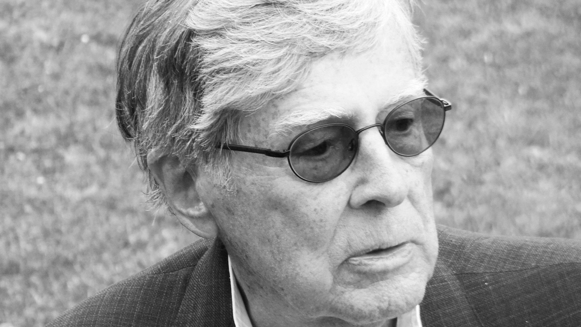 Eine Nahaufnahme von Joachim Schürmann in schwarz-weiß.