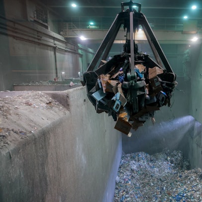 Ein Müllgreifer hebt die Kartons mit den Schmuggelzigaretten in den Müllofen der Verbrennungsanlage in Eschweiler.