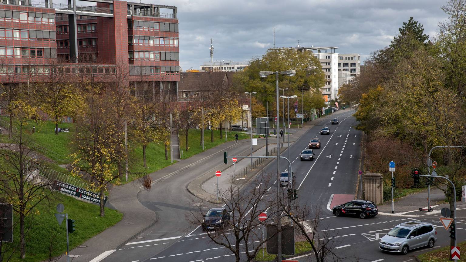 Blick von oben auf die Gummersbacher Straße an der Lanxess-Arena.