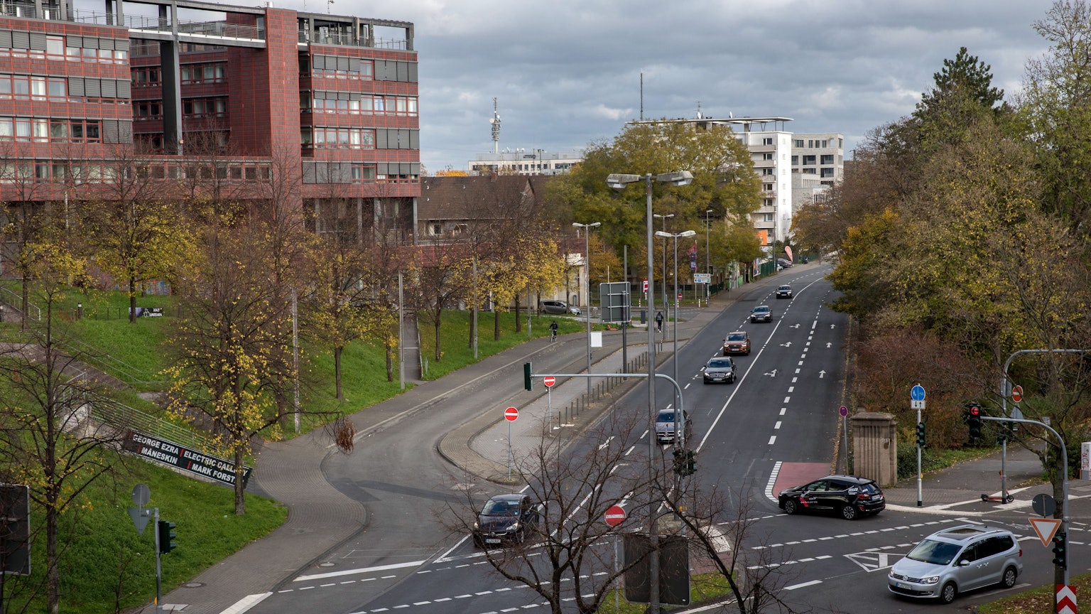 Blick von oben auf die Gummersbacher Straße an der Lanxess-Arena.