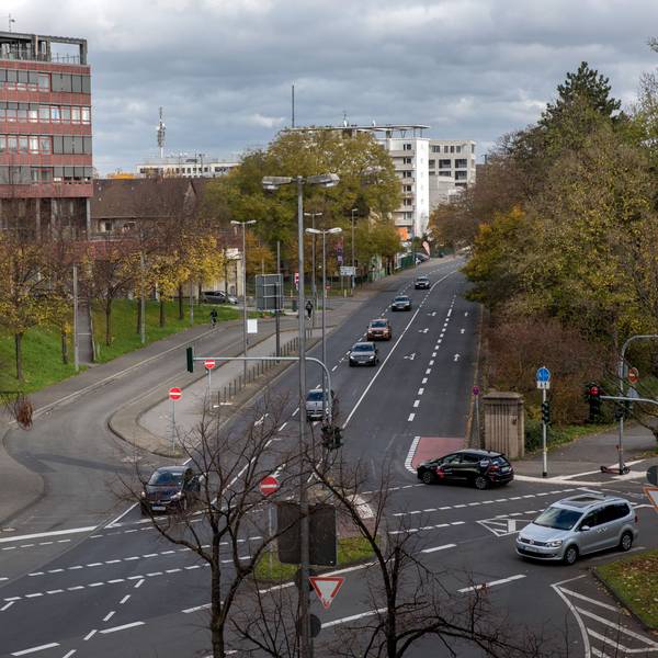 Blick von oben auf die Gummersbacher Straße an der Lanxess-Arena.