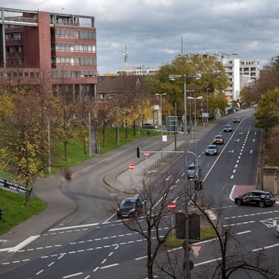 Blick von oben auf die Gummersbacher Straße an der Lanxess-Arena.