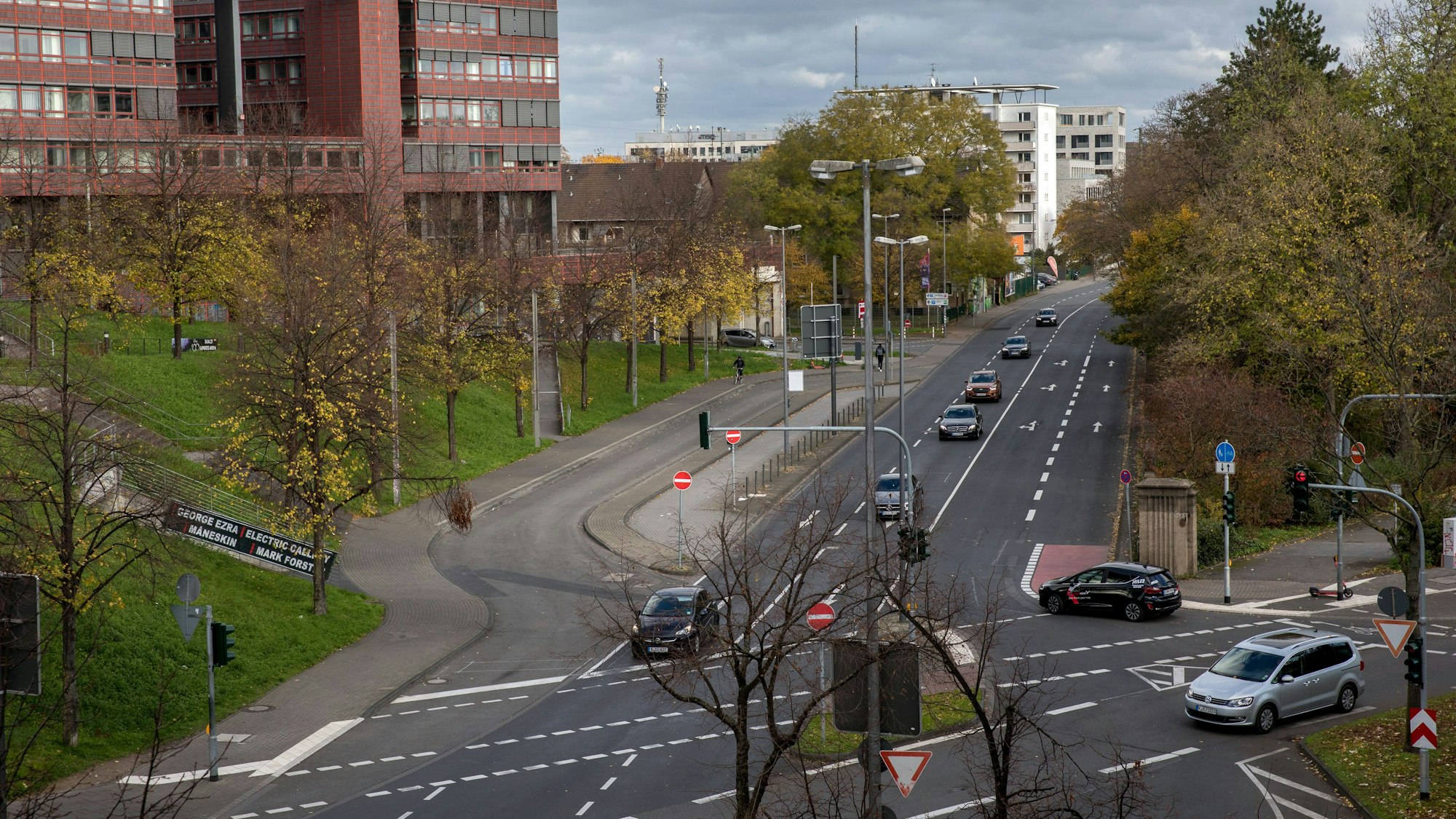 Blick von oben auf die Gummersbacher Straße an der Lanxess-Arena.