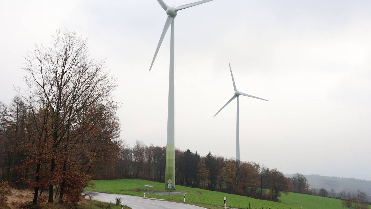 Oberhalb der Ortschaft Wendershagen in Morsbach stehen auf den Wiesen zwei Windräder.