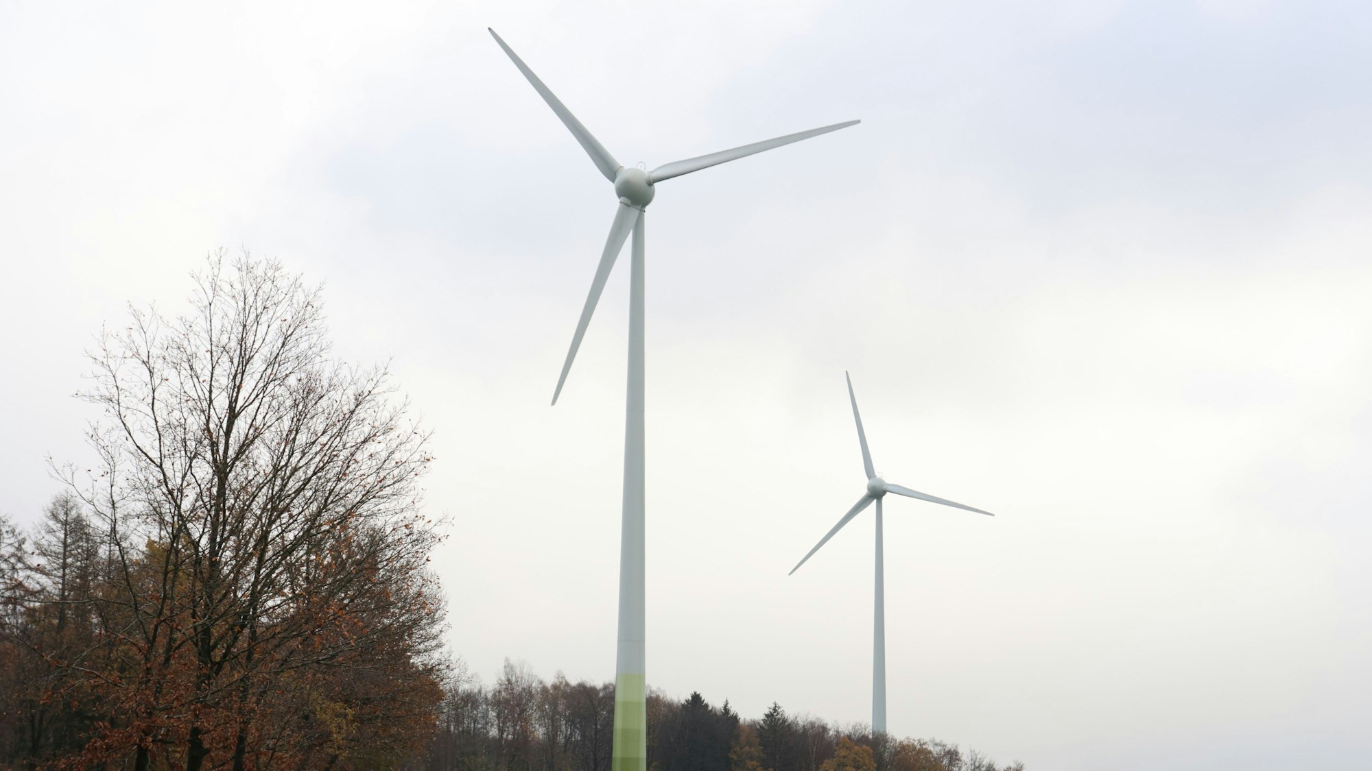 Oberhalb der Ortschaft Wendershagen in Morsbach stehen auf den Wiesen zwei Windräder.