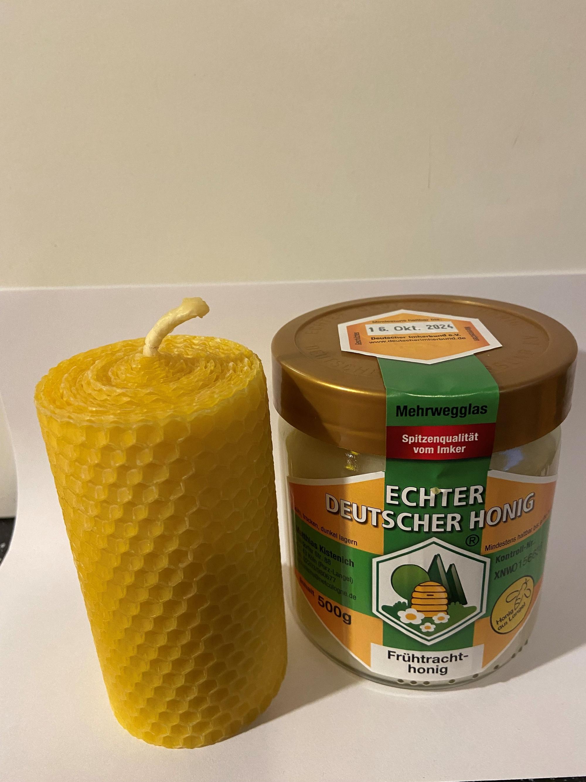 Honig von Gut Leidenhausen mit einer Wachskerze.