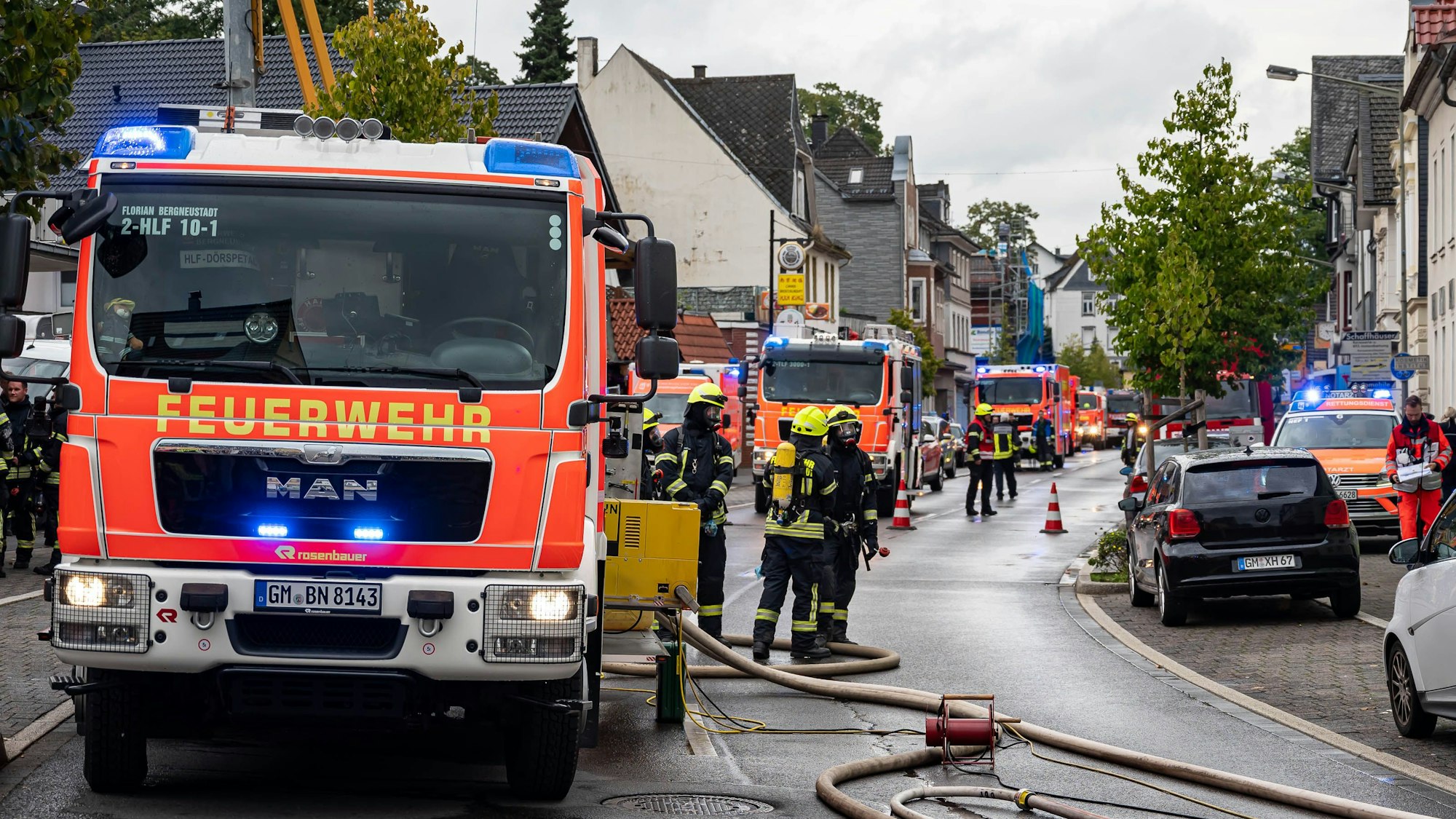 Mehrere Einsatzwagen der Feuerwehr stehen bei einem Einsatz