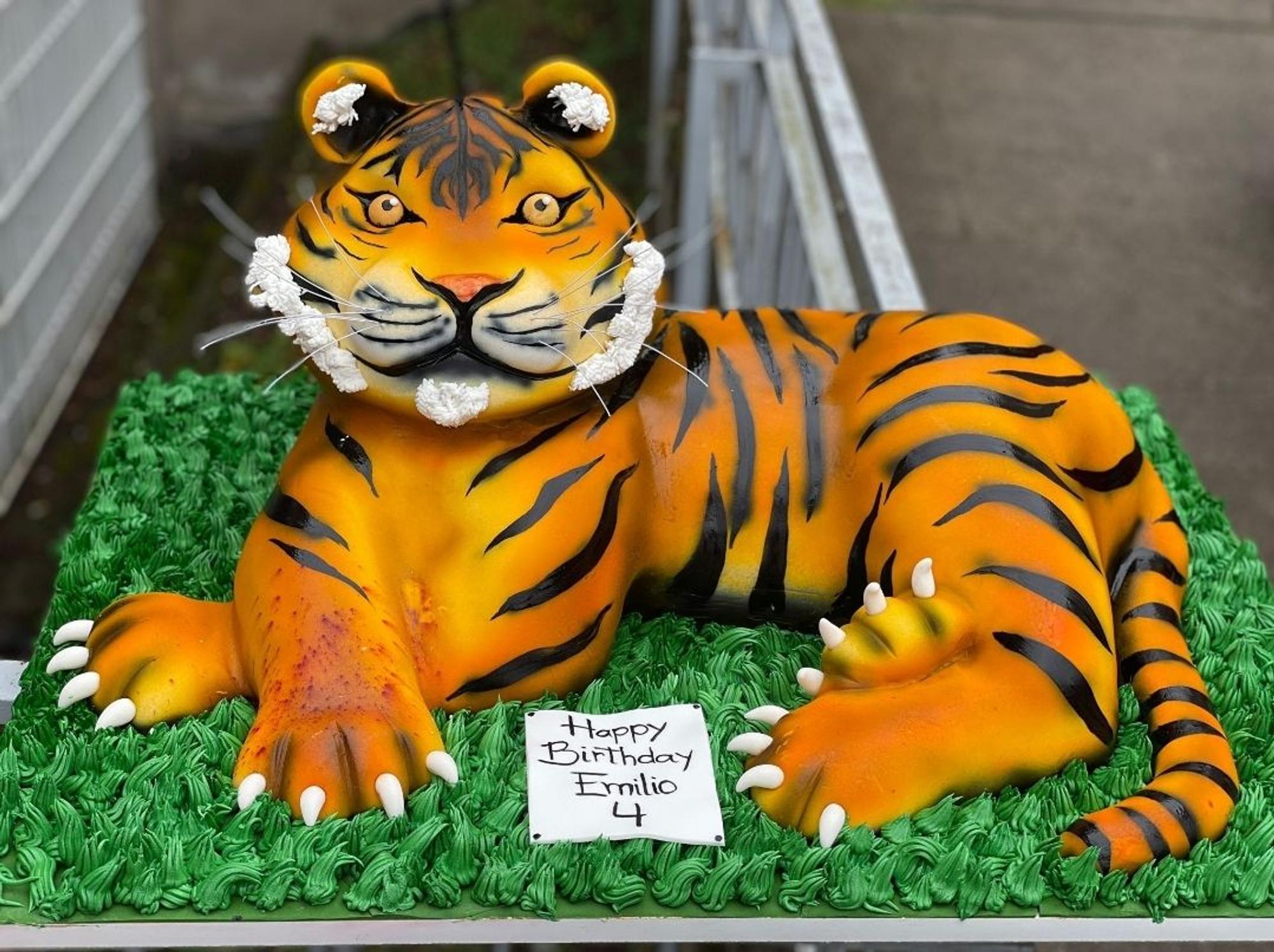 Ein Tiger-Torte mit der Aufschrift „Happy Birthday Emilio 4“