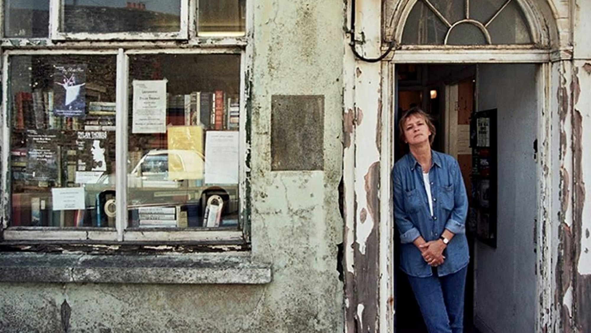Elke Heidenreich steht in der Tür einer Buchhandlung in Wales.