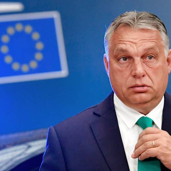 Ungarns Ministerpräsident Viktor Orban trifft zum EU-Gipfel im Gebäude des Europäischen Rates ein. Er sieht angespannt aus und runzelt die Stirn.