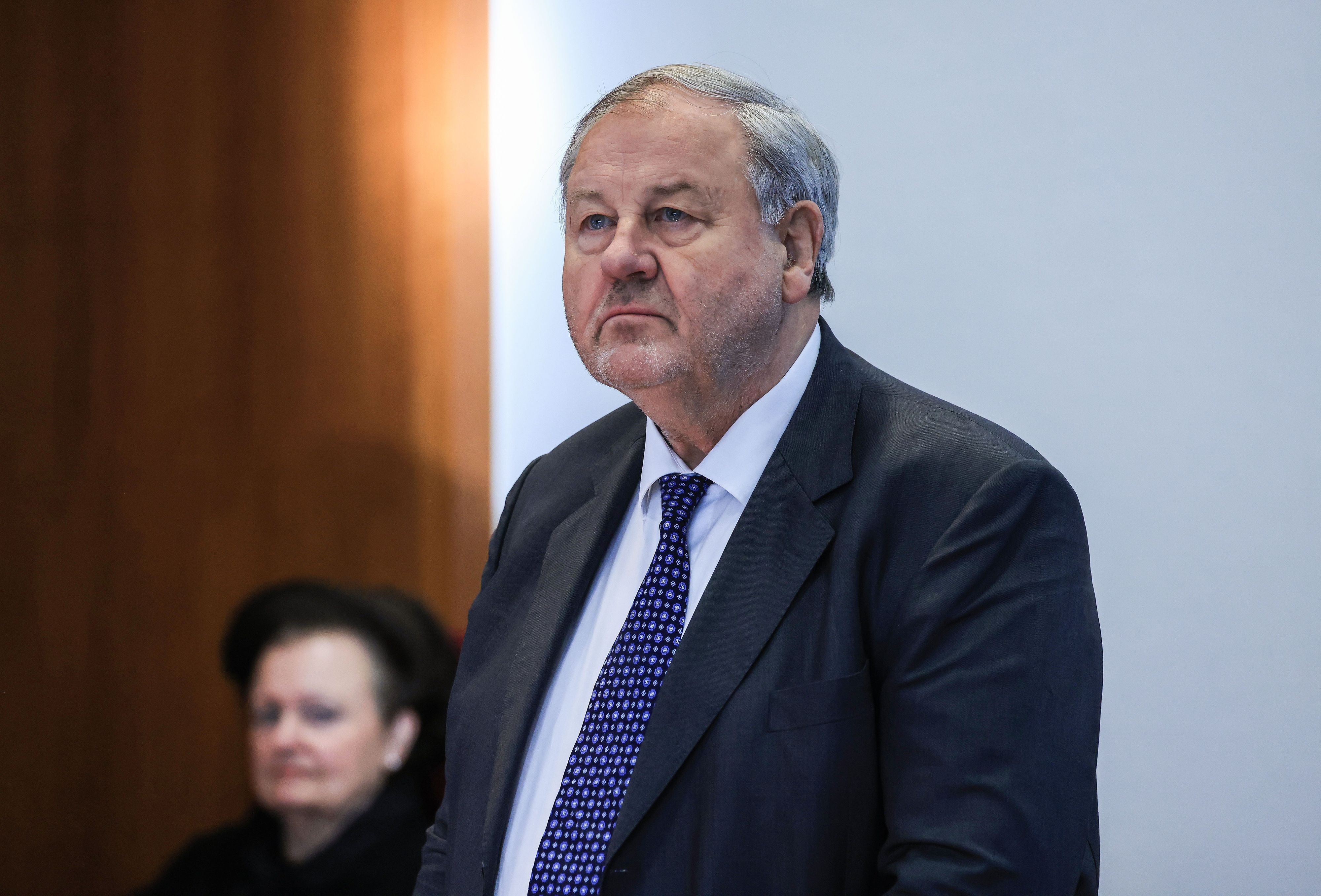 Hanno Berger, Steueranwalt, steht vor der Urteilsverkündung im Gerichtssaal.