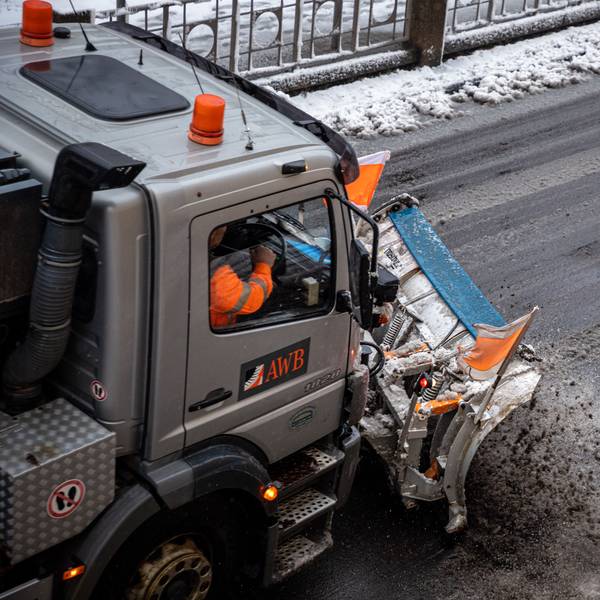 Ein mit einem Schneepflug ausgerüstet Fahrzeug der Abfallwirtschaftsbetriebe Köln (AWB) räumt mit seinem Räumschild Schnee und streut Streusalz auf der Straße „Sülzgürtel“.