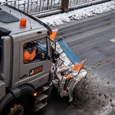 Ein mit einem Schneepflug ausgerüstet Fahrzeug der Abfallwirtschaftsbetriebe Köln (AWB) räumt mit seinem Räumschild Schnee und streut Streusalz auf der Straße „Sülzgürtel“.