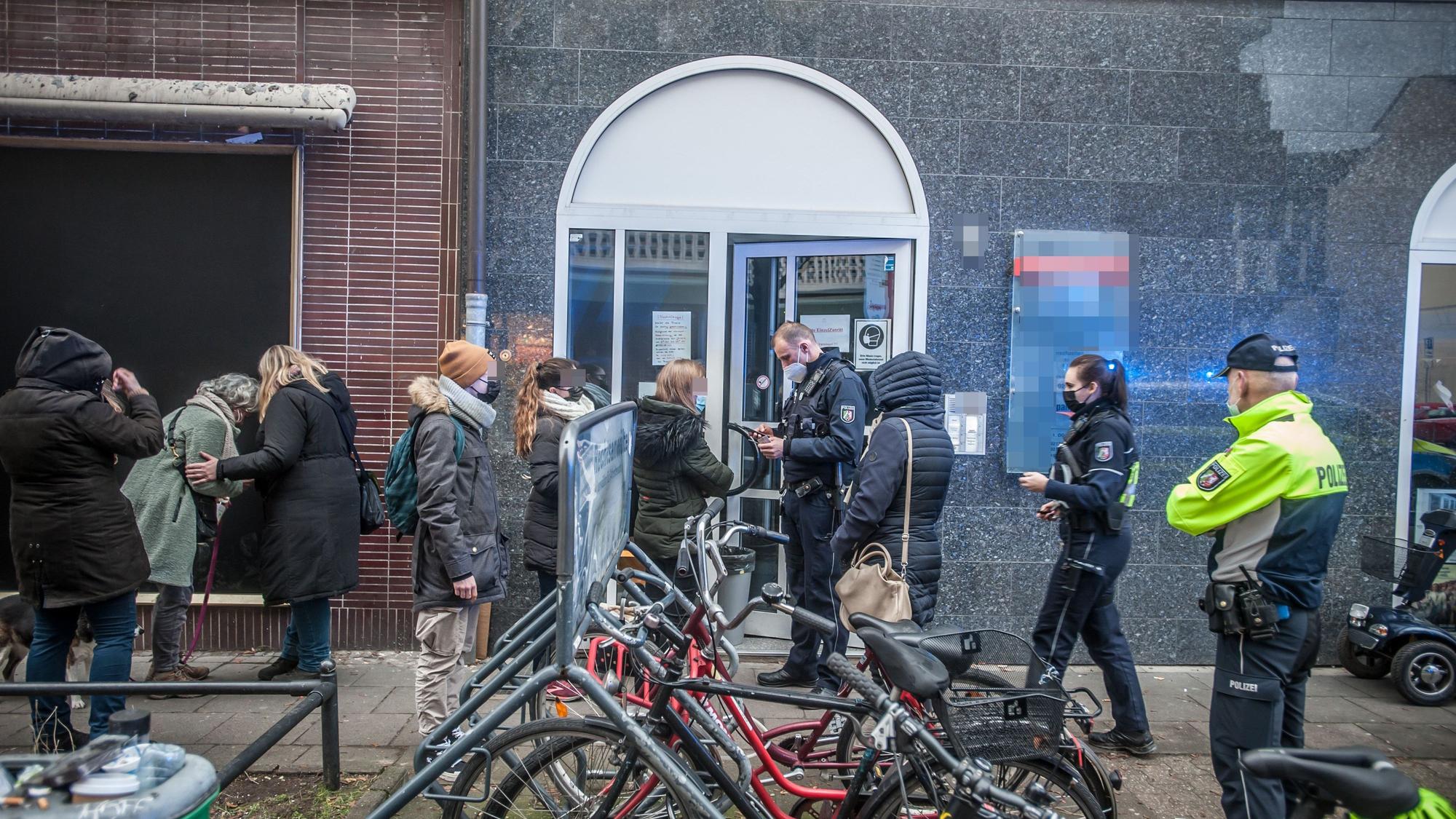 Polizeizugriff vor einer Opladener Arztpraxis.