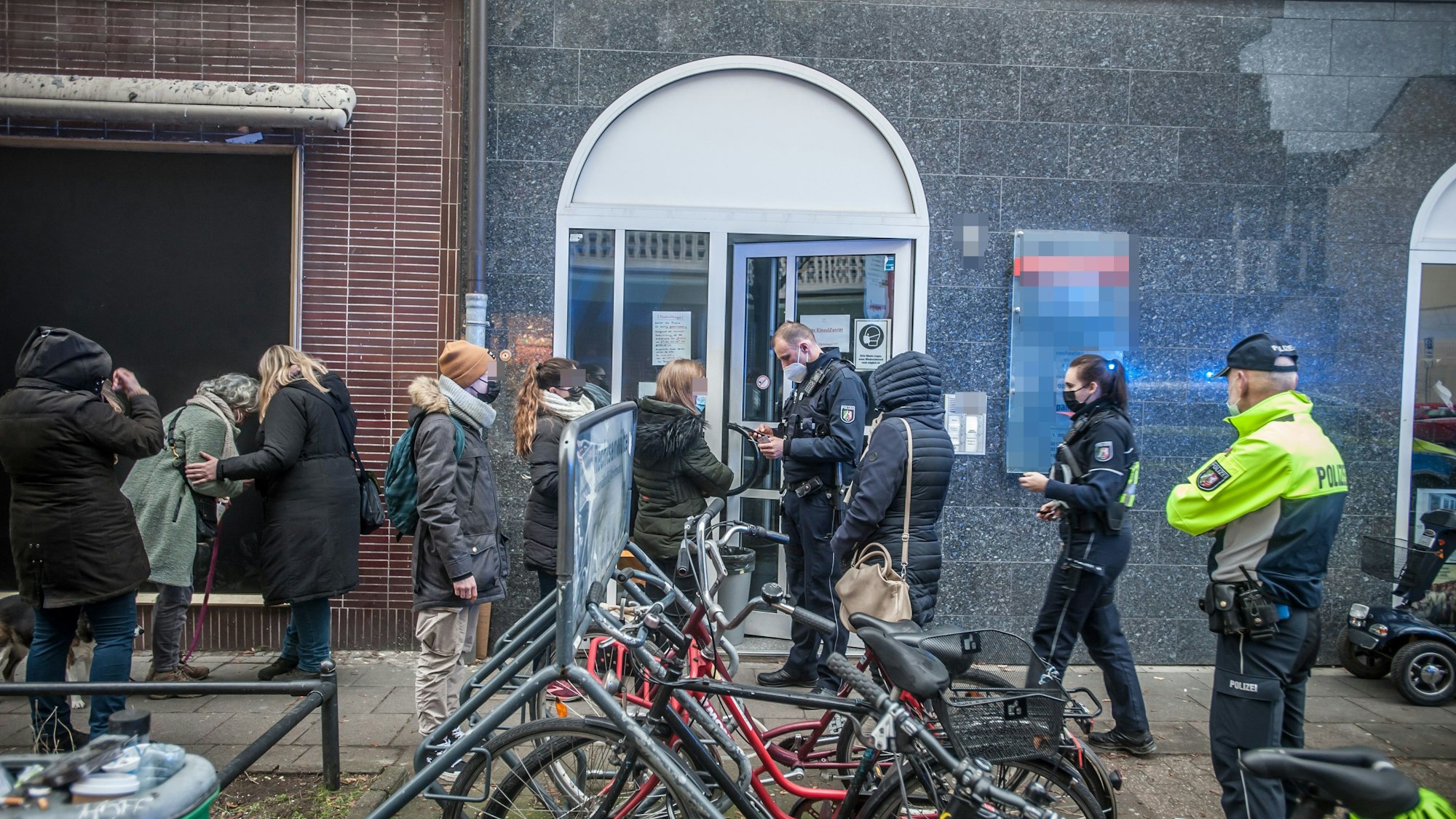 Polizeizugriff vor einer Opladener Arztpraxis.