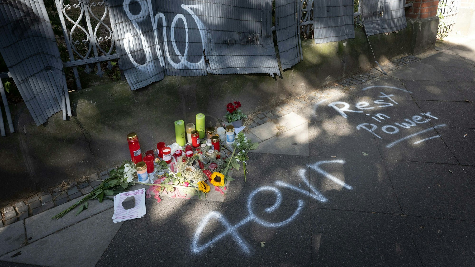 Trauer-Blumen und Kerzen erinnern an den Tod eines 16-jährigen Jugendlichen in Dortmund.