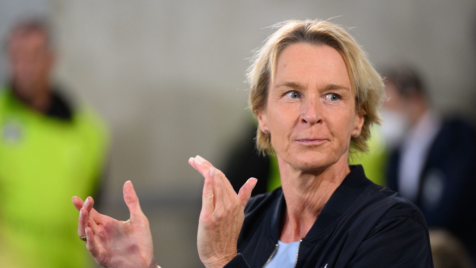 Deutschlands Frauen-Bundestrainerin Martina Voss-Tecklenburg steht am Spielfeldrand und klatscht in die Hände.
