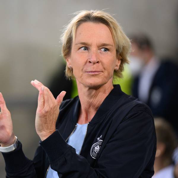 Deutschlands Frauen-Bundestrainerin Martina Voss-Tecklenburg steht am Spielfeldrand und klatscht in die Hände.