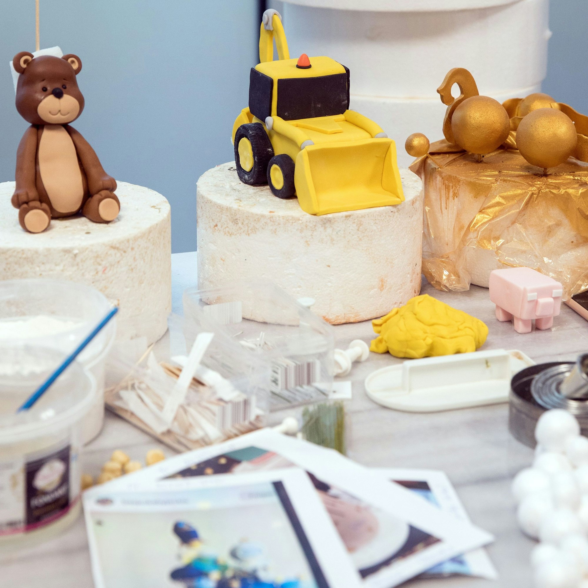 Nach Fotos werden die Deko-Elemente wie Bären oder Bagger geformt. Manche haben einen Kern aus Styropor.