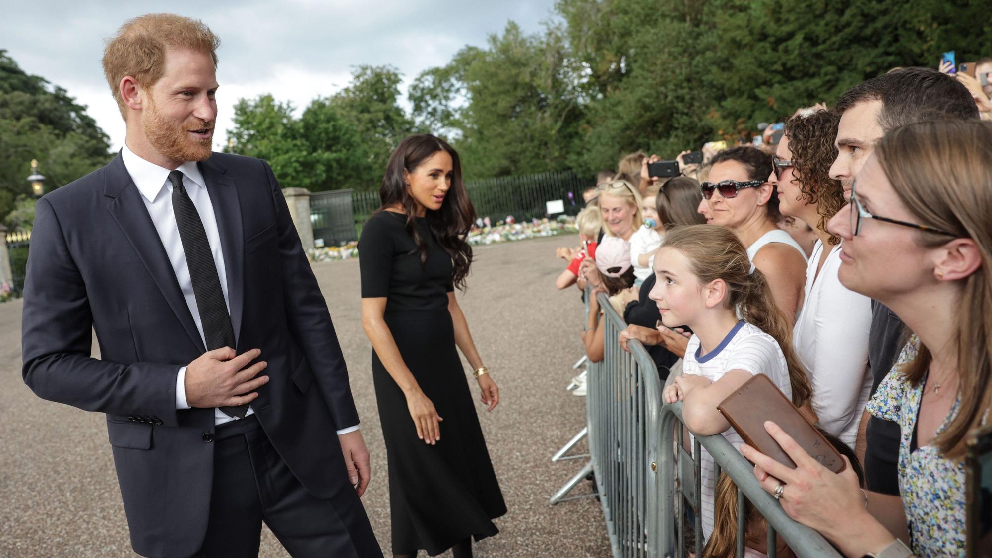 Der britische Prinz Harry, Herzog von Sussex, und seine Frau Meghan, Herzogin von Sussex, treffen nach dem Tod der britischen Königin Elizabeth II. auf Schloss Windsor mit der Öffentlichkeit zusammen.
